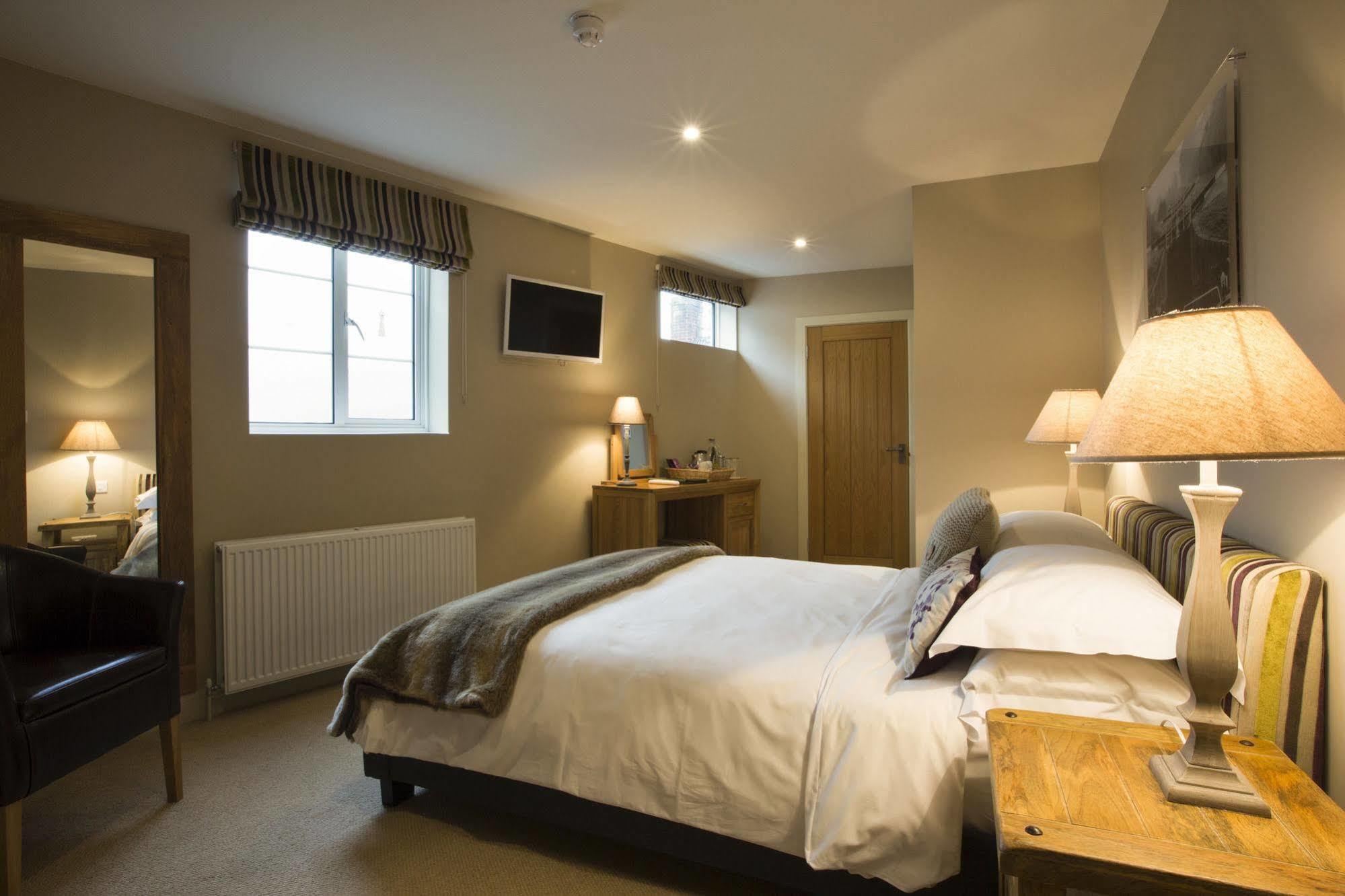 The Peppermill Town House Hotel & Restaurant Devizes Exterior photo